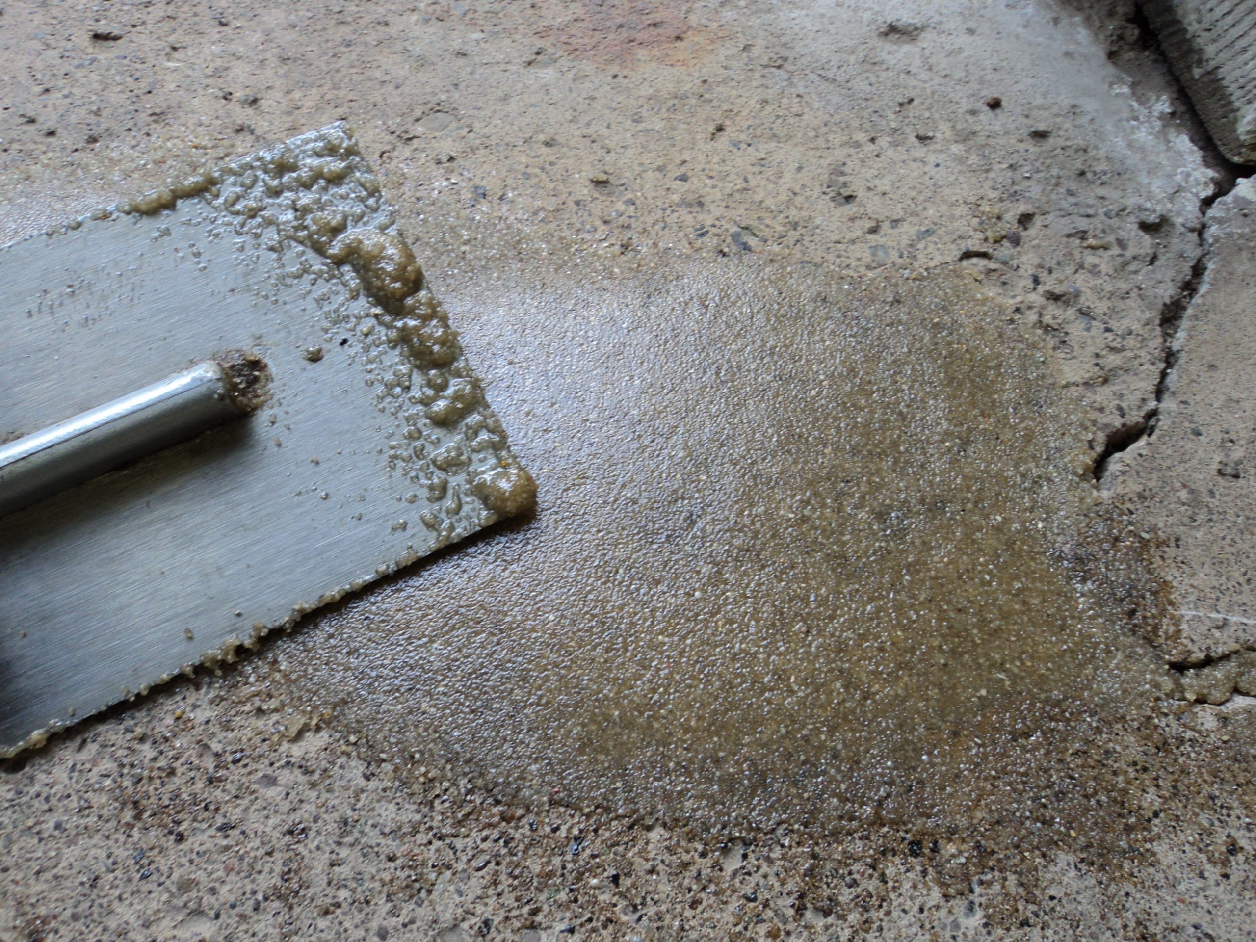 Как отремонтировать бетонную дорожку. Железнение бетона. Железнение поверхности бетона. Железнение полов. Заделывание щелей в бетоне.